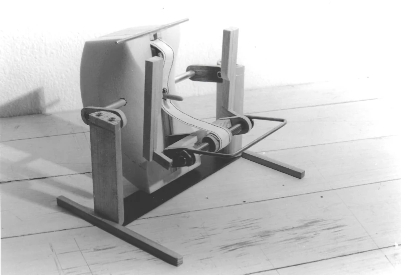 La première maquette de machine à baiser est montrée dans des positions diverses.
