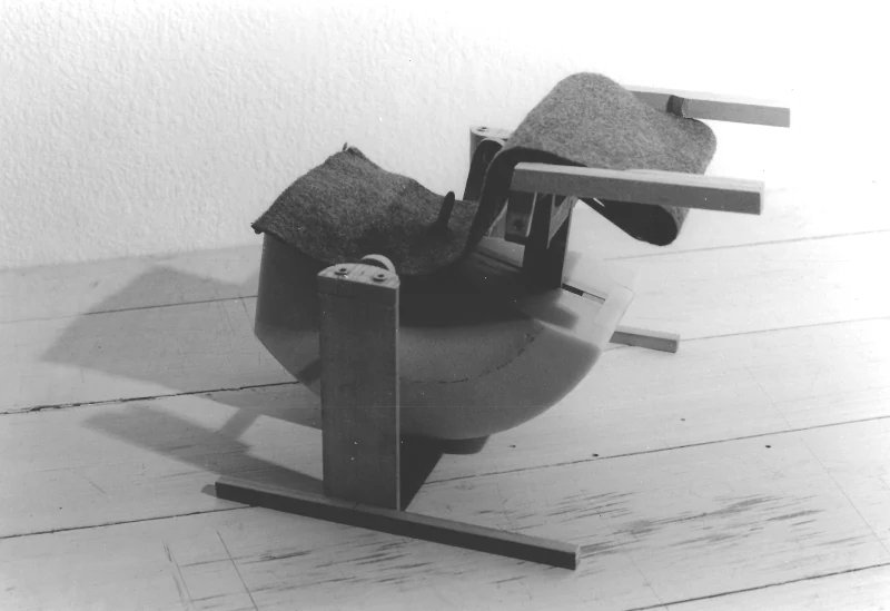 La première maquette de machine à baiser est montrée dans des positions diverses.