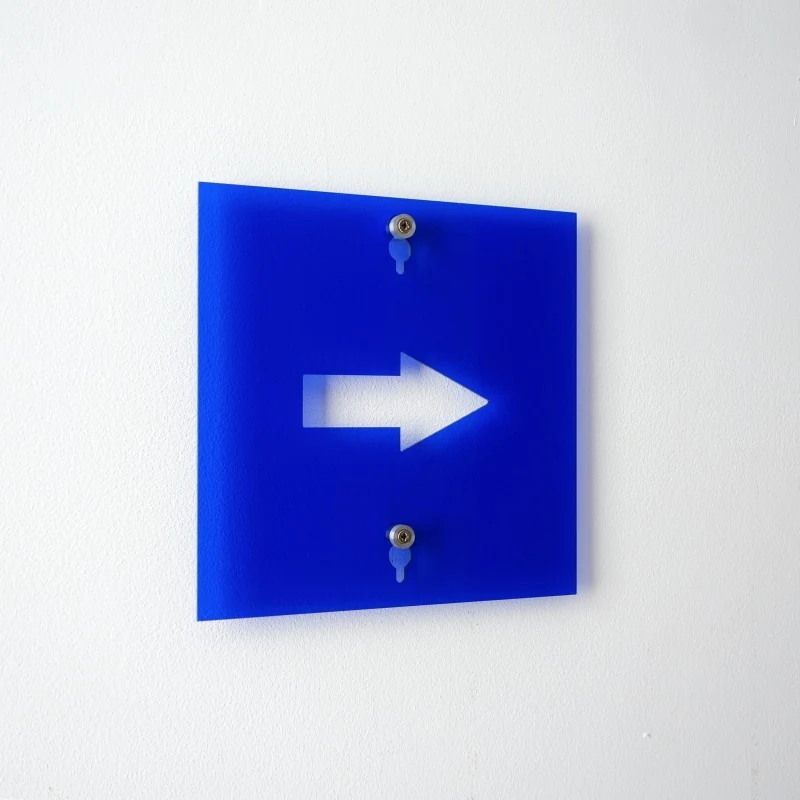 un panneau indicateur bleu avec une flèche à droite