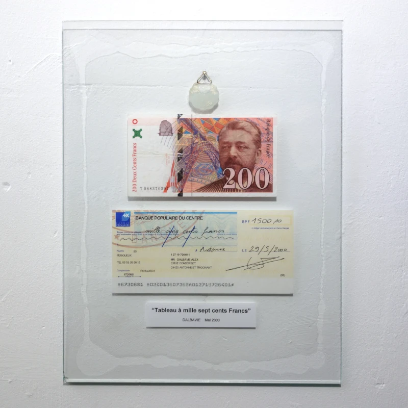 un tableau en verre avec du papier monnaie