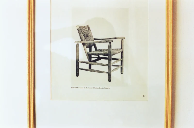 Une vue de détail : le document initial mis sous verre, c'est à dire la page d'un livret technique sur laquelle figure la photo légendée du fauteuil.