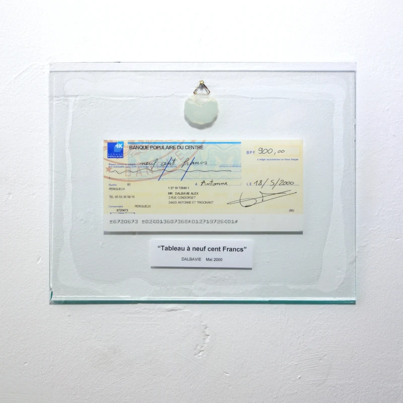 un tableau en verre avec du papier monnaie